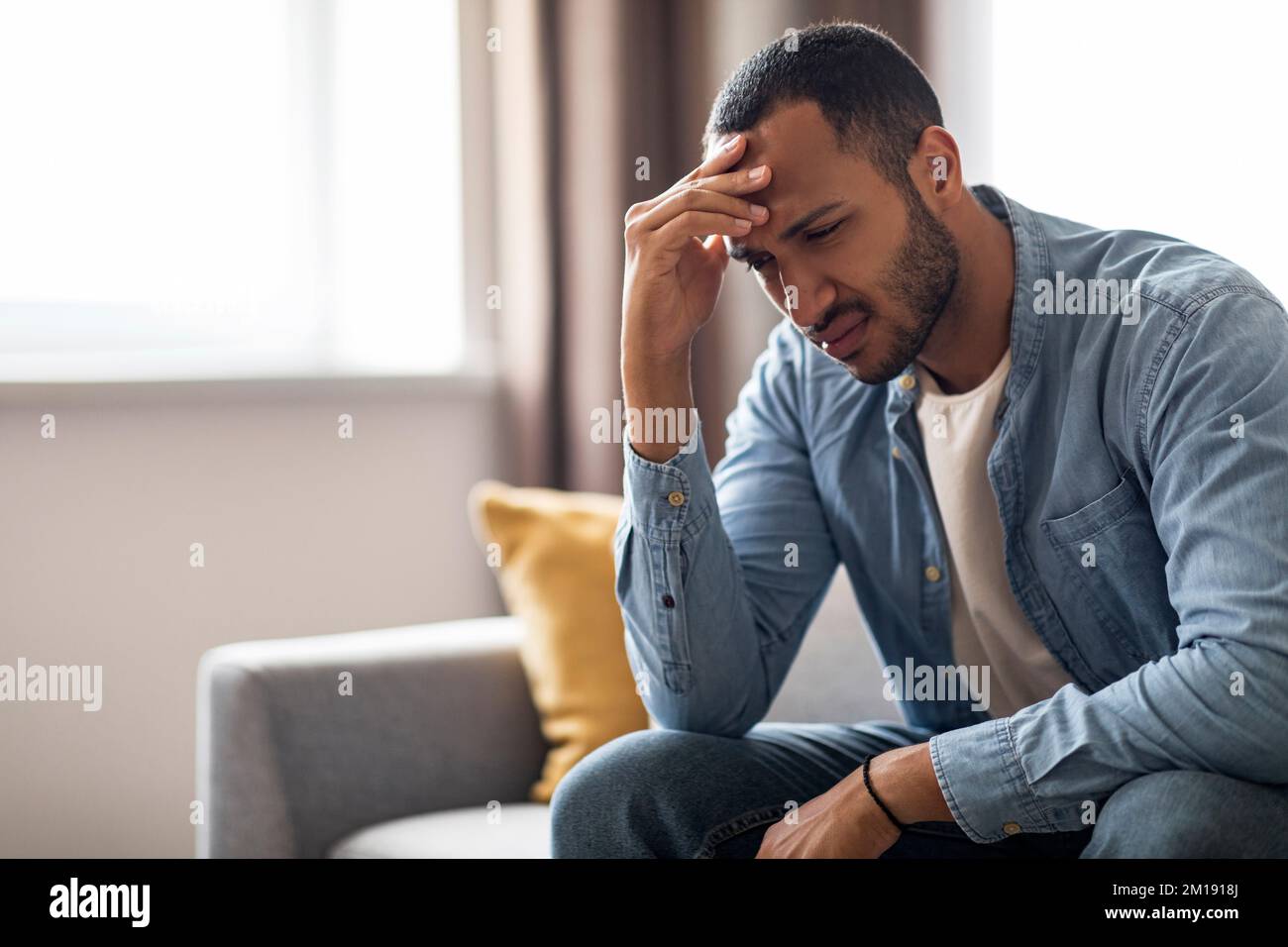 Porträt Eines Deprimierten Jungen Schwarzen, Der Zu Hause Auf Der Couch Sitzt Stockfoto
