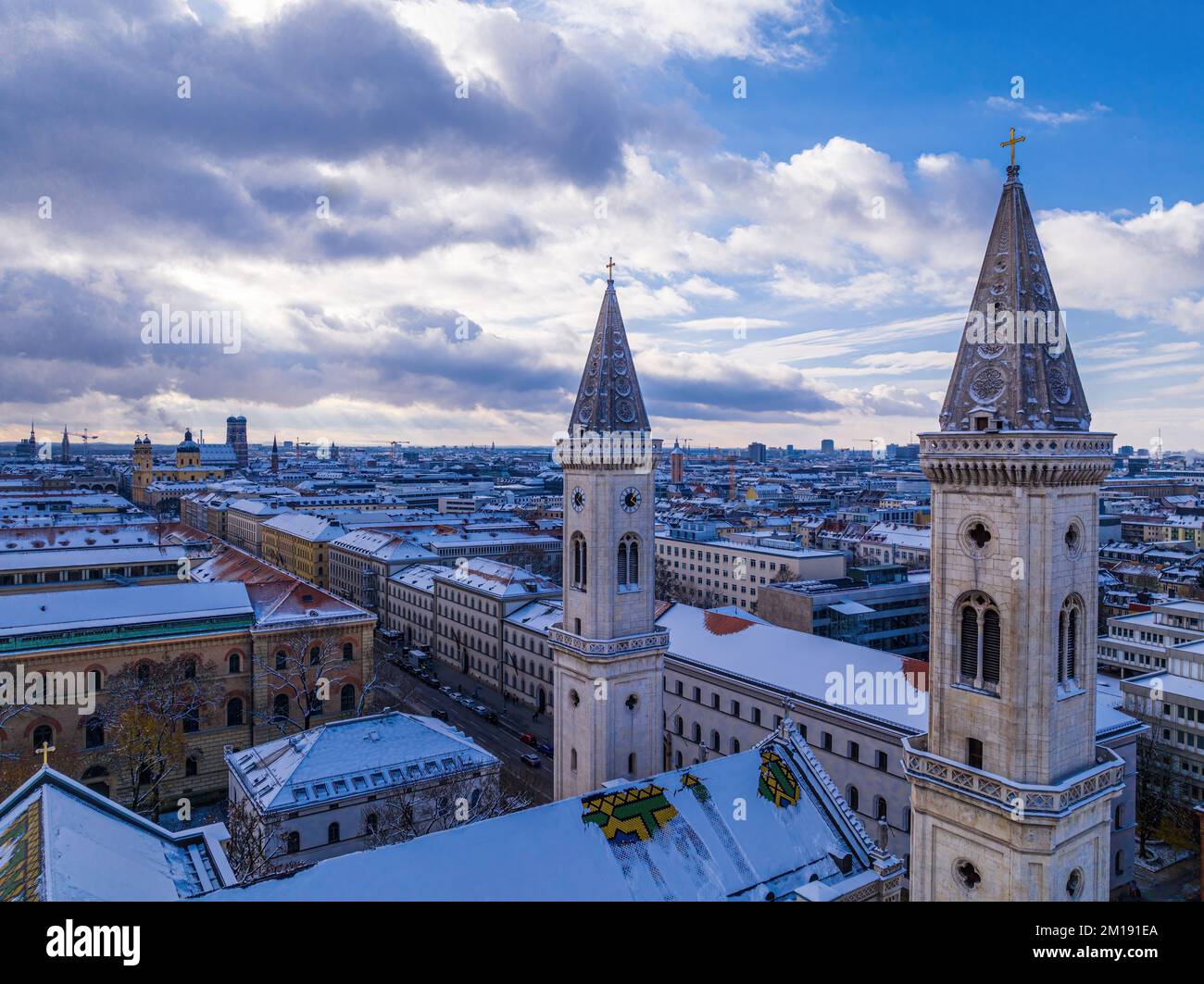 Luftaufnahme auf das winterliche Stadtbild Münchens Stockfoto
