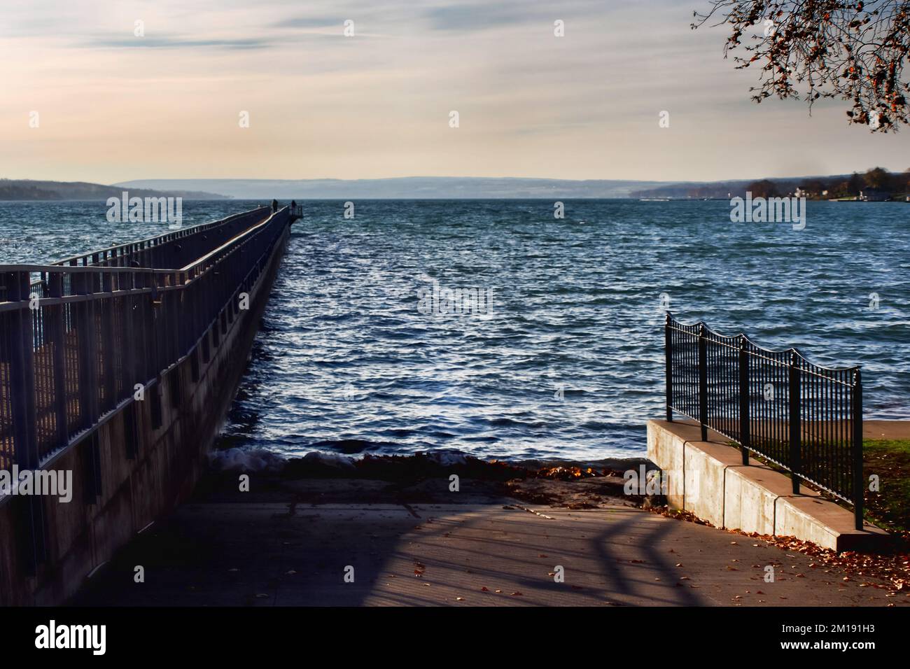 Skaneateles Pier und Bootsanlegestelle am Skaneateles Lake in der Finger Lakes Region im Bundesstaat New York an einem kalten Herbstmorgen Stockfoto
