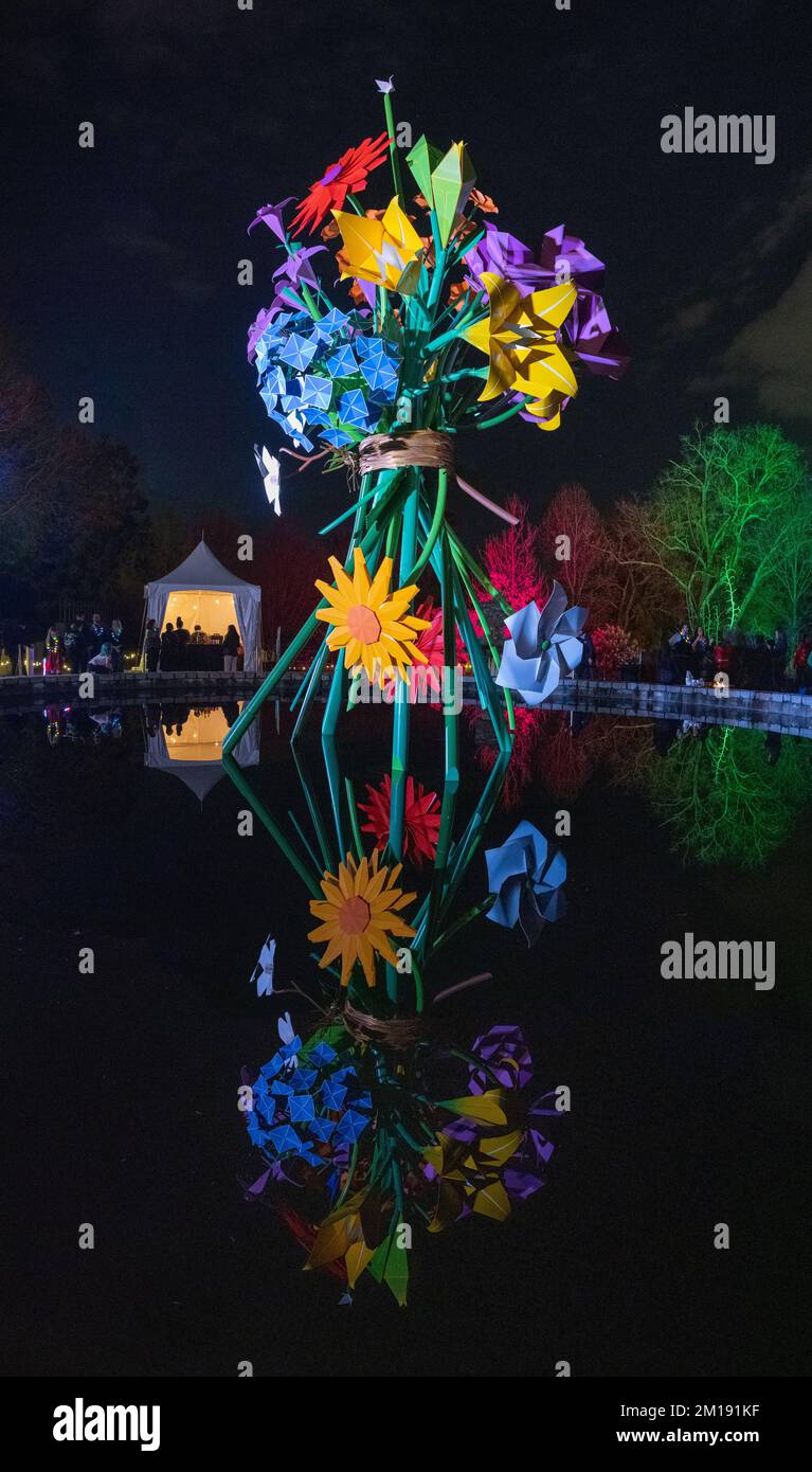 Ein Kunstwerk, bestehend aus einem Strauß großer Metallblumen Stockfoto