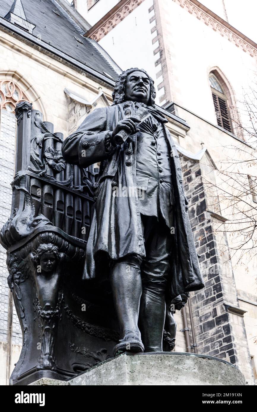 Leipzig Deutschland 12-10-2021 Denkmal des berühmten Komponisten Johann Sebastian Bach vor der Thomaskirche Stockfoto