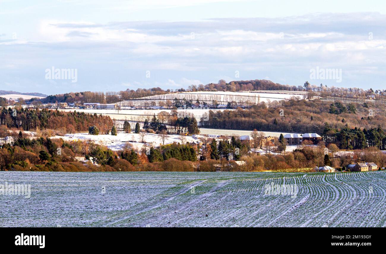 Dundee, Tayside, Schottland, Großbritannien. 11.. Dezember 2022. Wetter in Großbritannien: Nordostschottland erlebt im Dezember herrliche Sonne, mit Höhen um die 3 Grad Schneefall über Nacht und harter Frost in Tayside führten zu einer erheblichen Ansammlung eisiger Schneelandschaften, die Dundee's Sidlaw Hügel und die umliegende Landschaft bedeckten. Kredit: Dundee Photographics/Alamy Live News Stockfoto