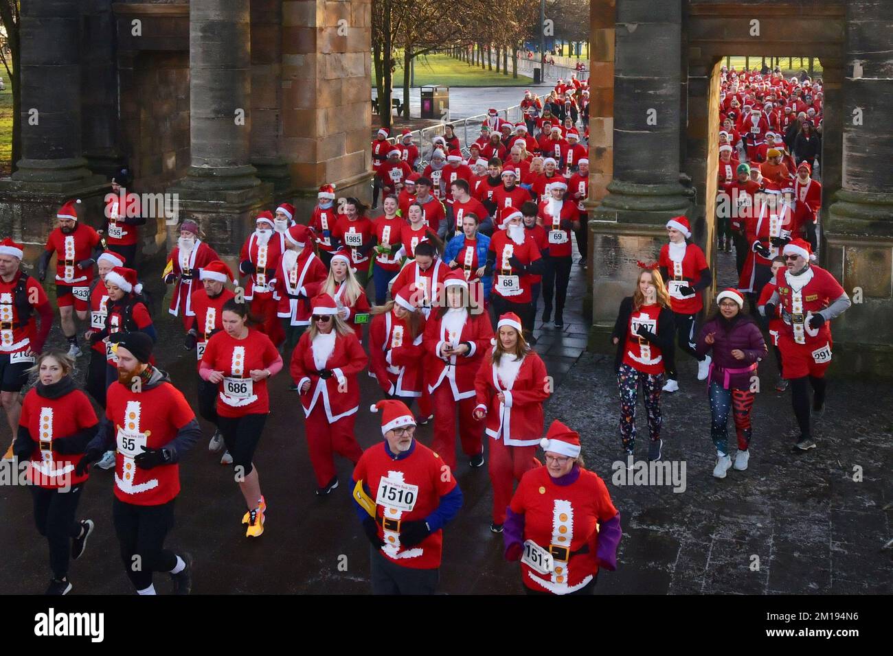 Glasgow Scotland, Vereinigtes Königreich, 11. Dezember 2022. Glasgow Santa Dash in Glasgow Green. Live-Nachrichten von sst/alamy Stockfoto