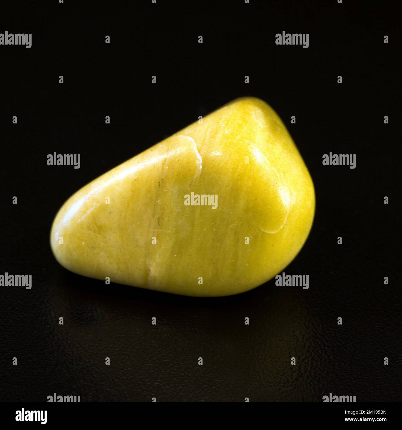 Makro-Nahaufnahme-Farbfoto von „Gelbes Serpentine“, einem Halbedelkristall-Edelstein, der in der Kristallheilung verwendet wird Stockfoto