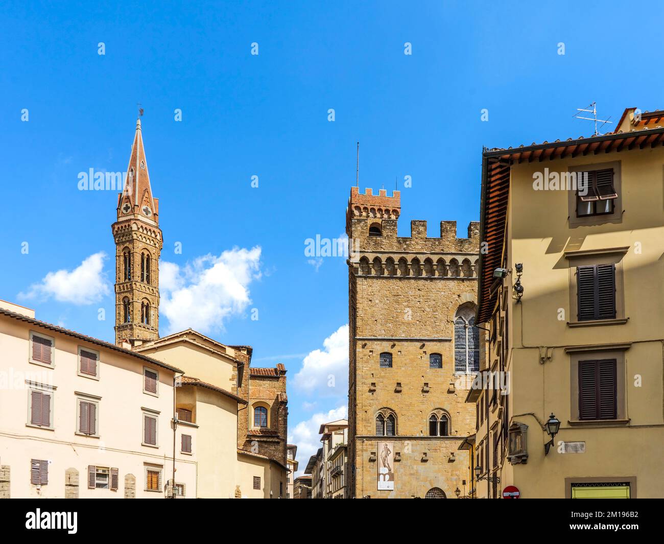 Piazza San Firenze, Platz mit alten Palästen, Schloss Bargello und Glockenturm der Kirche Badia Fiorentina, Stadtzentrum von Florenz, Toskana, Italien Stockfoto