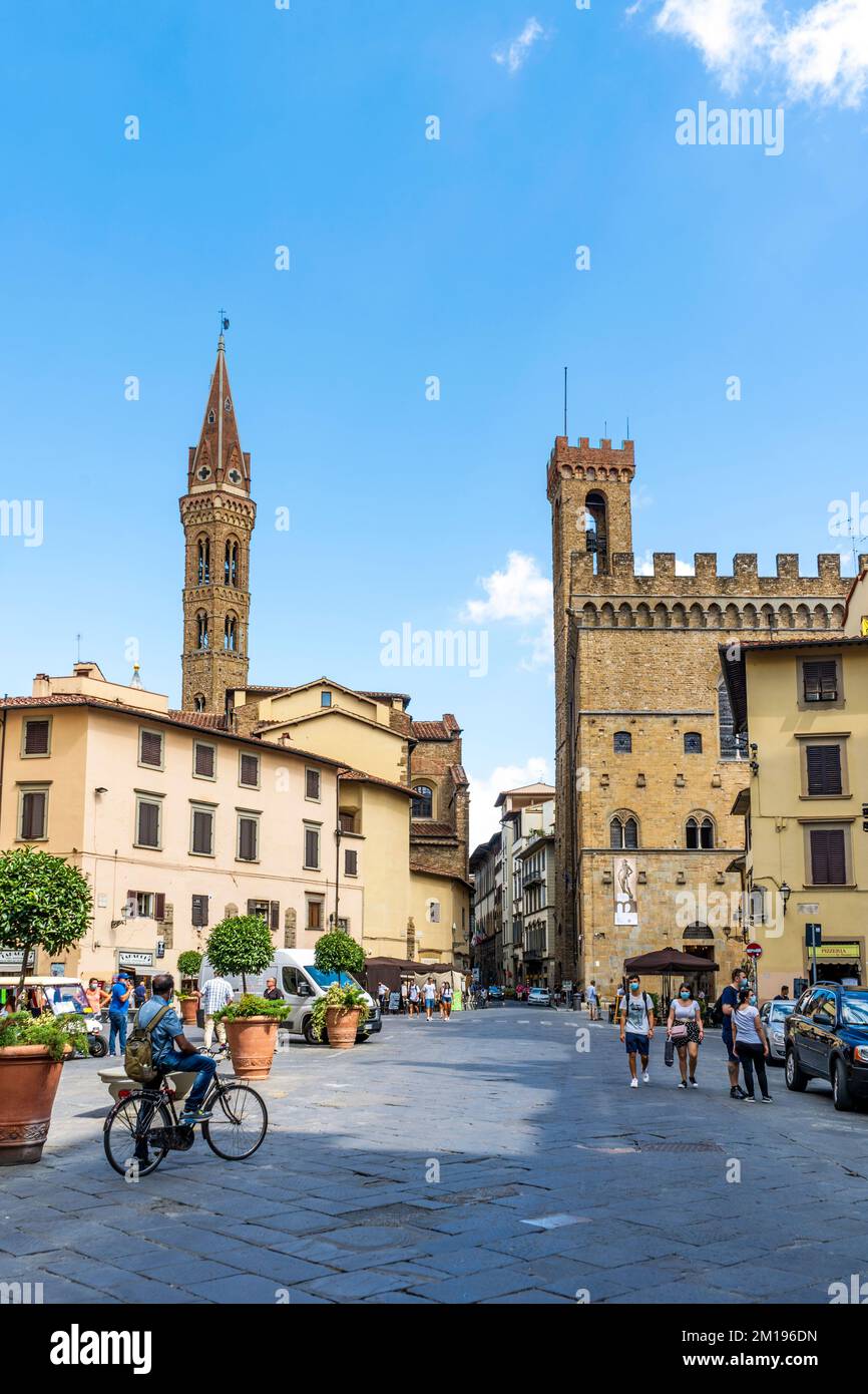 Piazza San Firenze, Platz mit alten Palästen, Schloss Bargello und Glockenturm der Kirche Badia Fiorentina, Stadtzentrum von Florenz, Toskana, Italien Stockfoto