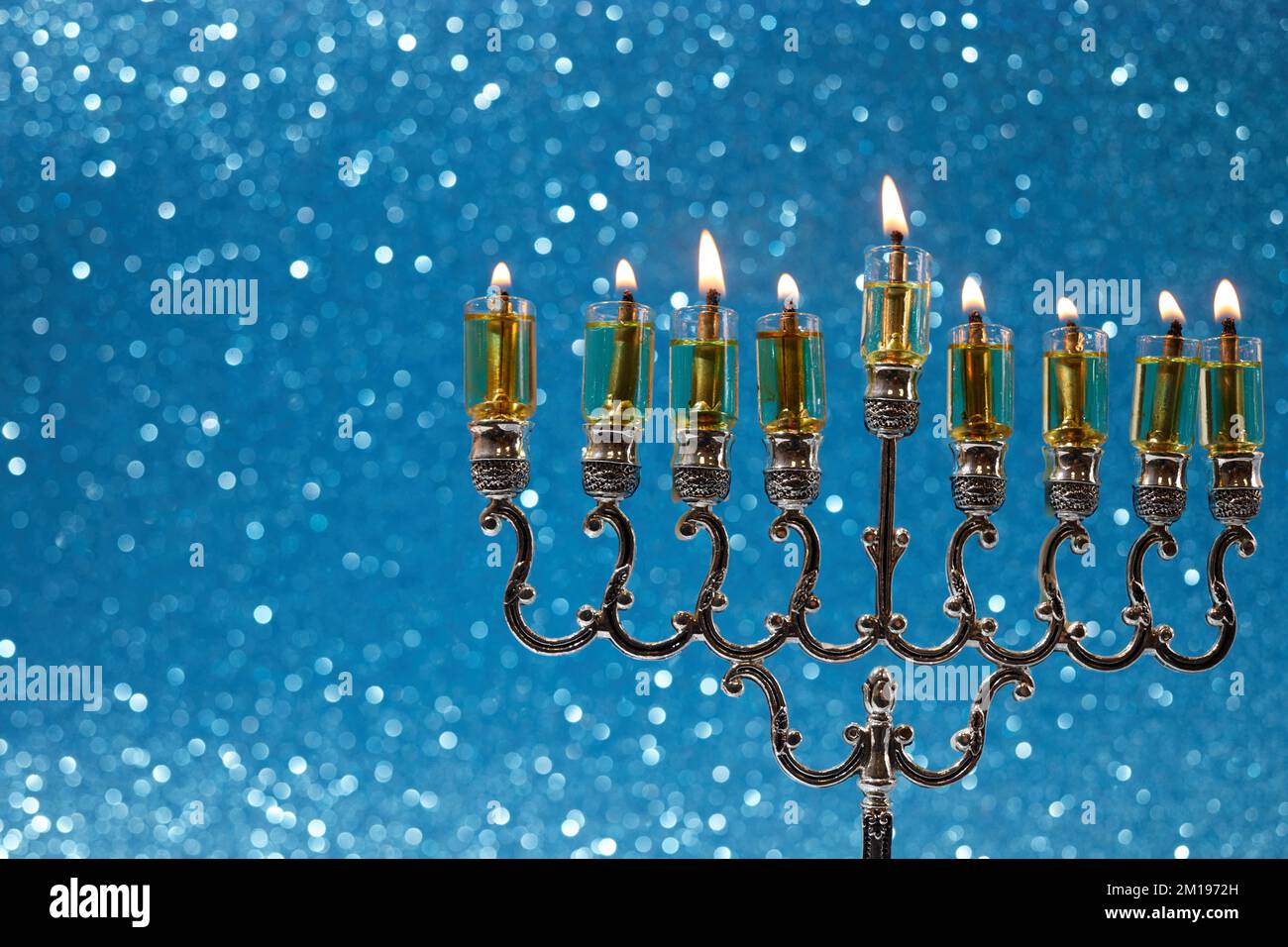 Jüdischer Feiertag Hanukka Hintergrund mit Menora - traditioneller Kerzenleuchter und Kerzen Stockfoto