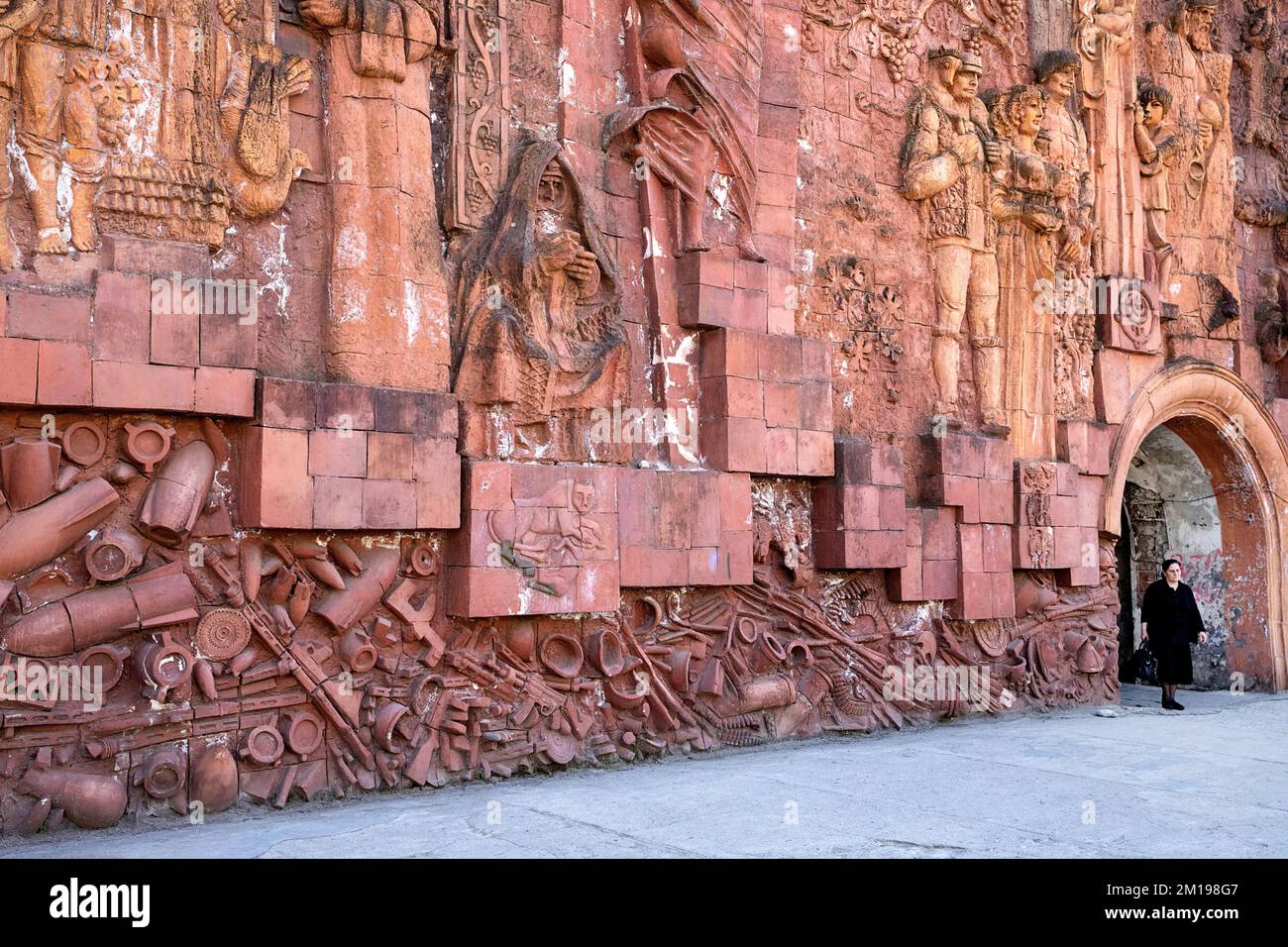 Die geschnitzte Außenwand des Kutaisi Markts, die die Geschichte der Nation von Georgien darstellt Stockfoto