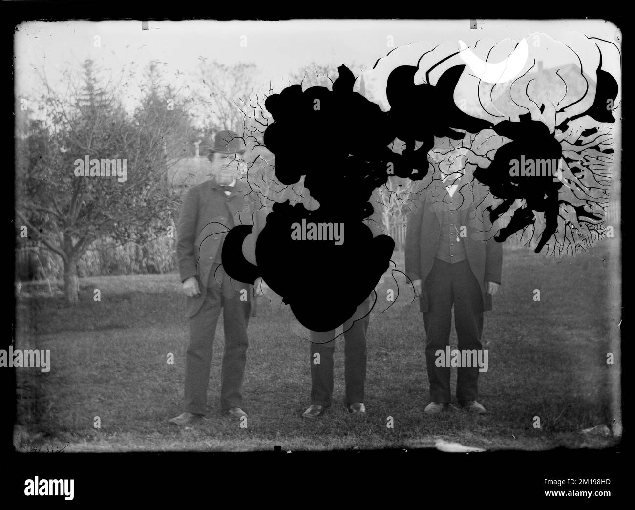 Drei Männer stehen draußen, Leute. Hingham Public Library Glass Slide Kollektion Stockfoto