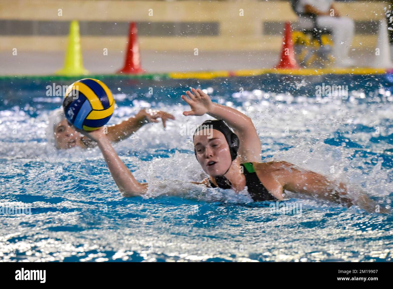 Rom, Italien. 10.. Dezember 2022. SIS Roma gegen ZV De Zaan Vorrunde II des LEN Championship League Women Water Polo auf dem Polo Aquatico Ostia in Rom, Italien 10. Dezember 2022 (Foto: Roberto Bettacchi/Pacific Press) Kredit: Pacific Press Media Production Corp./Alamy Live News Stockfoto