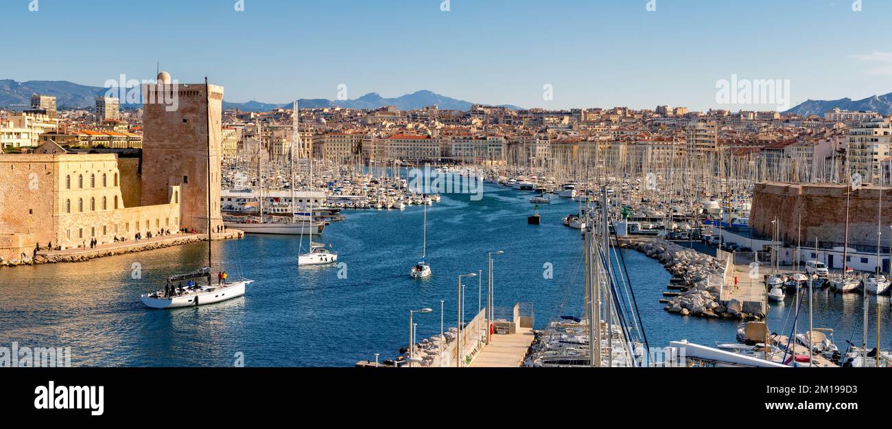 Der alte Mittelmeerhafen von Marseille mit Blick auf den Königsturm (links). Region Provence-Alpes-Cote d'Azur (PACA) Stockfoto