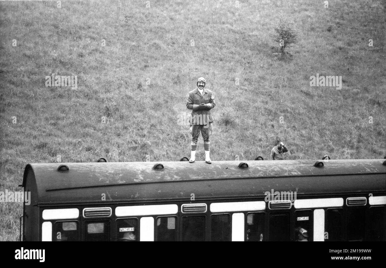 Drehort Drehort in England von Train Sequence mit dem Stunt Double für TERRY-THOMAS für DIESE GROSSARTIGEN MÄNNER IN IHREN FLUGMASCHINEN 1965 Regisseur KEN ANNAKIN Musik Ron Goodwin Kostümdesign Osbert Lancaster Twentieth Century Fox Productions Stockfoto