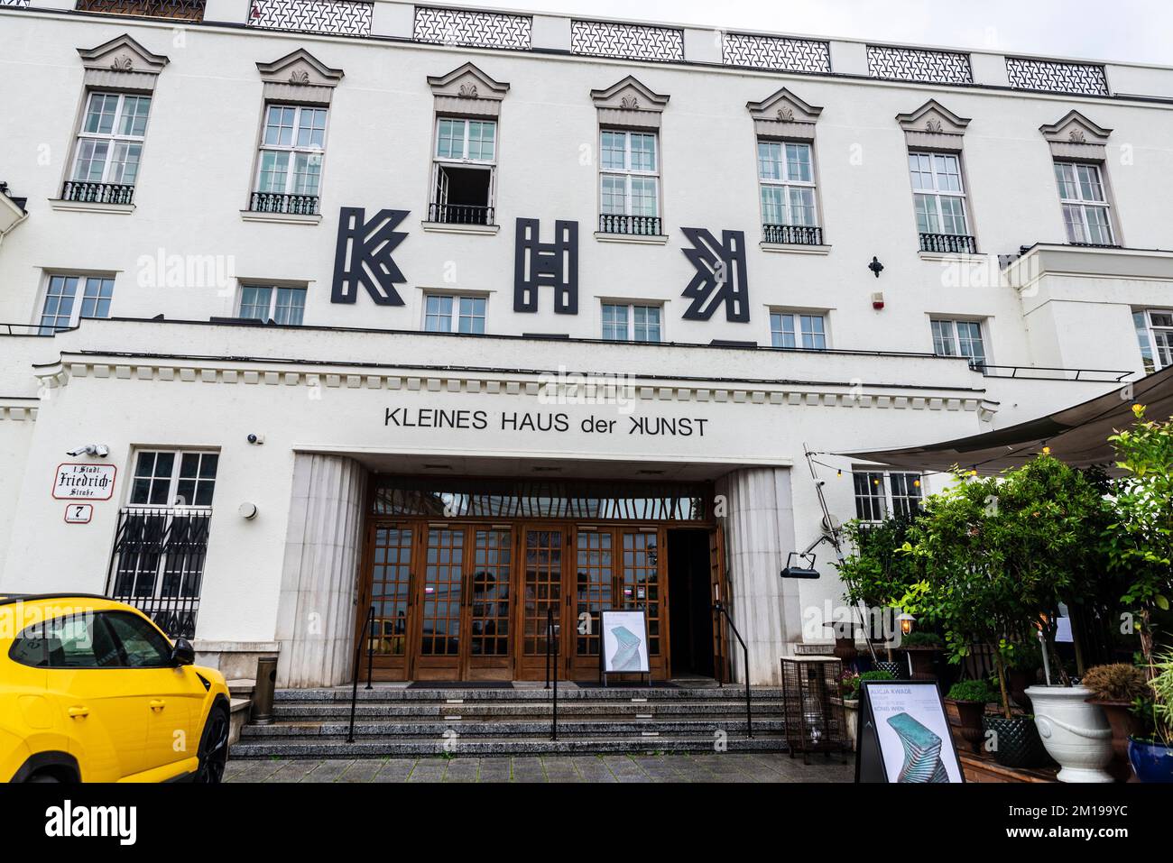 Wien, Osterreich - 14. Oktober 2022: Fassade des Kleinen Hauses der Kunst oder KHK in Wien, Osterreich Stockfoto