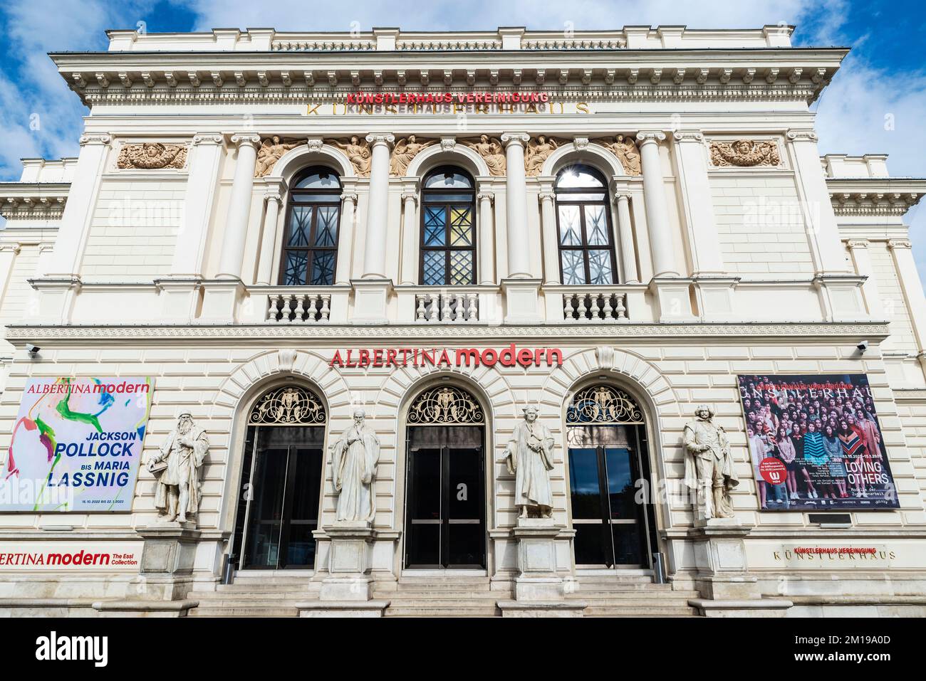 Wien, Österreich - 14. Oktober 2022: Fassade des Kunstmuseums Albertina Modern am Karlsplatz in Wien Stockfoto