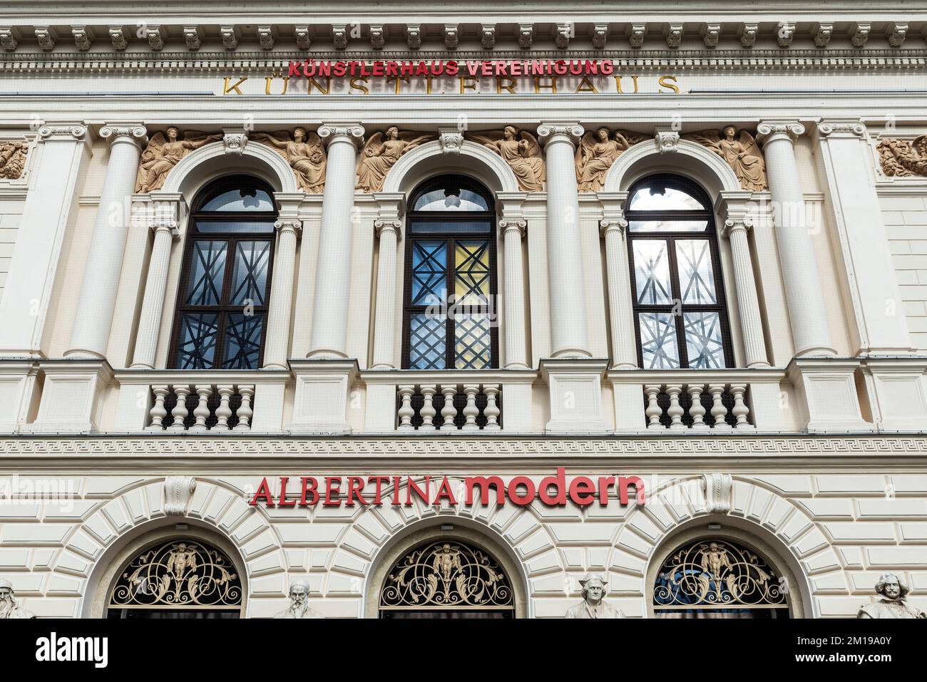 Wien, Österreich - 14. Oktober 2022: Fassade des Kunstmuseums Albertina Modern am Karlsplatz in Wien Stockfoto