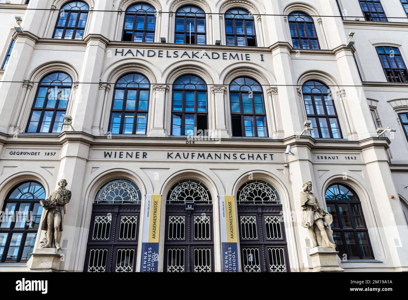 Wien, Österreich - 14. Oktober 2022: Fassade der Wiener Wirtschaftsschule Akademiestrabe oder schule vlt in Innere Stadt; Wien, Österreich Stockfoto