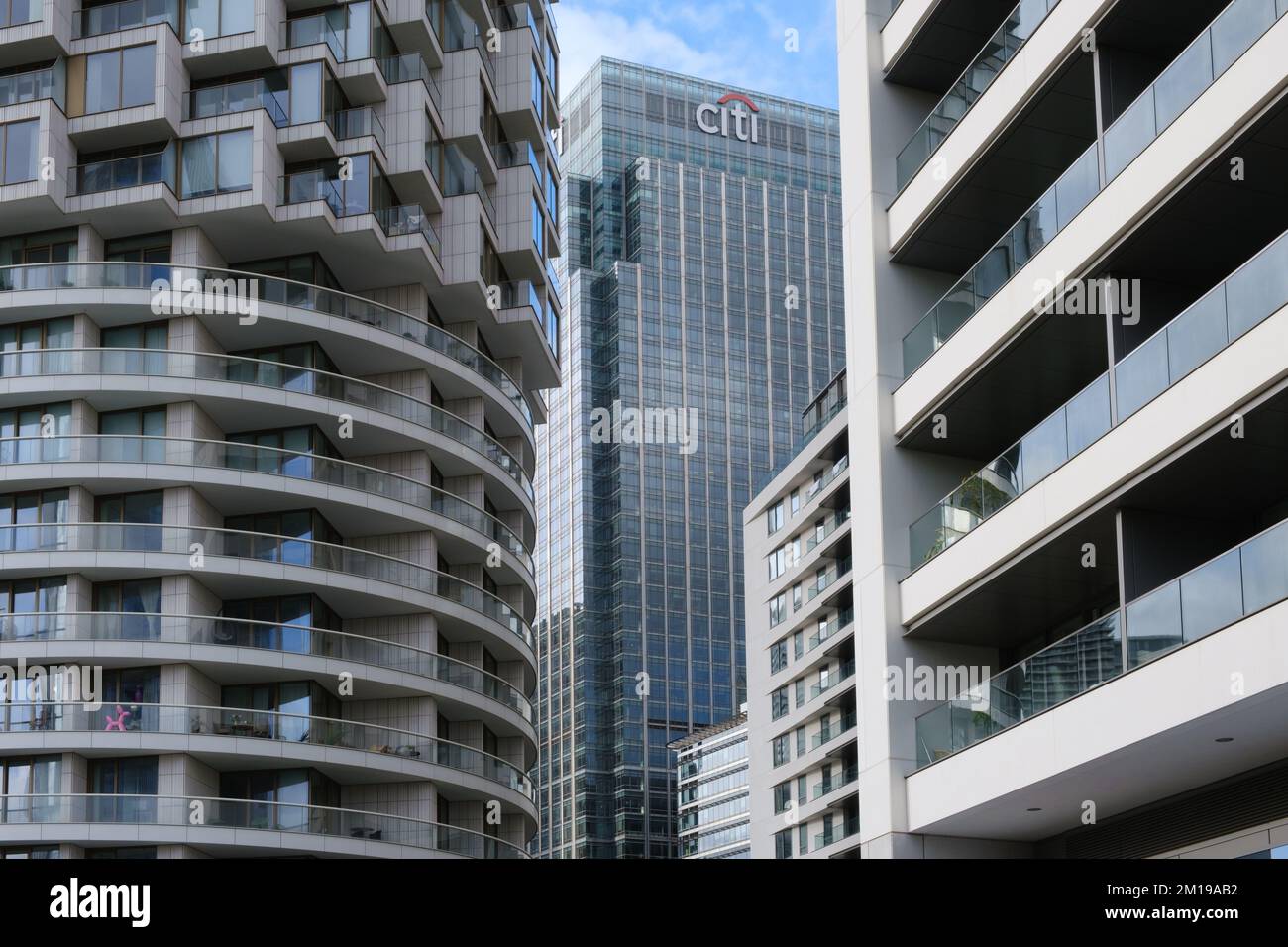 Details der Hochhaus-Wohn- und Gewerbegebäude einschließlich Citigroup Centre. Geschwungene Balkone. Canary Wharf. Kinderballon auf dem Balkon. Stockfoto