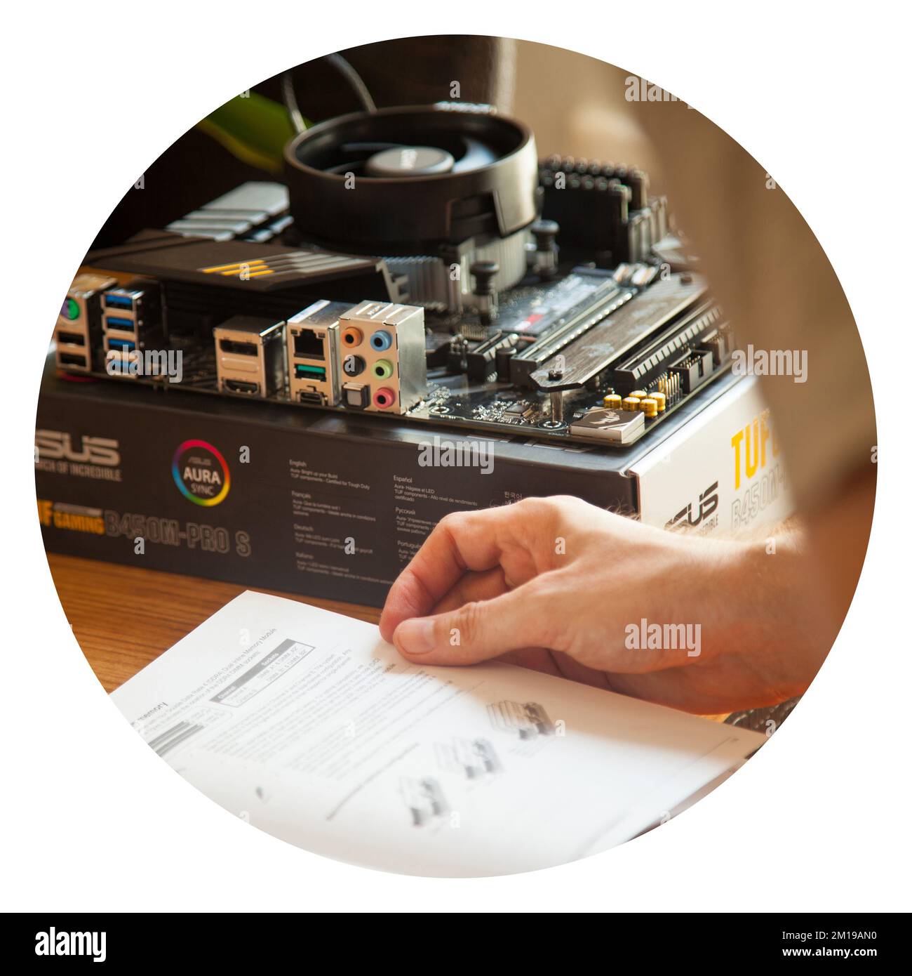 Genießen Sie außergewöhnliche Leistung mit dem Asus Tuf Gaming B450M Pro S Gaming Black Mainboard. Installation erfolgt zu Hause. August 27 2022 Istanbul Türkei Stockfoto