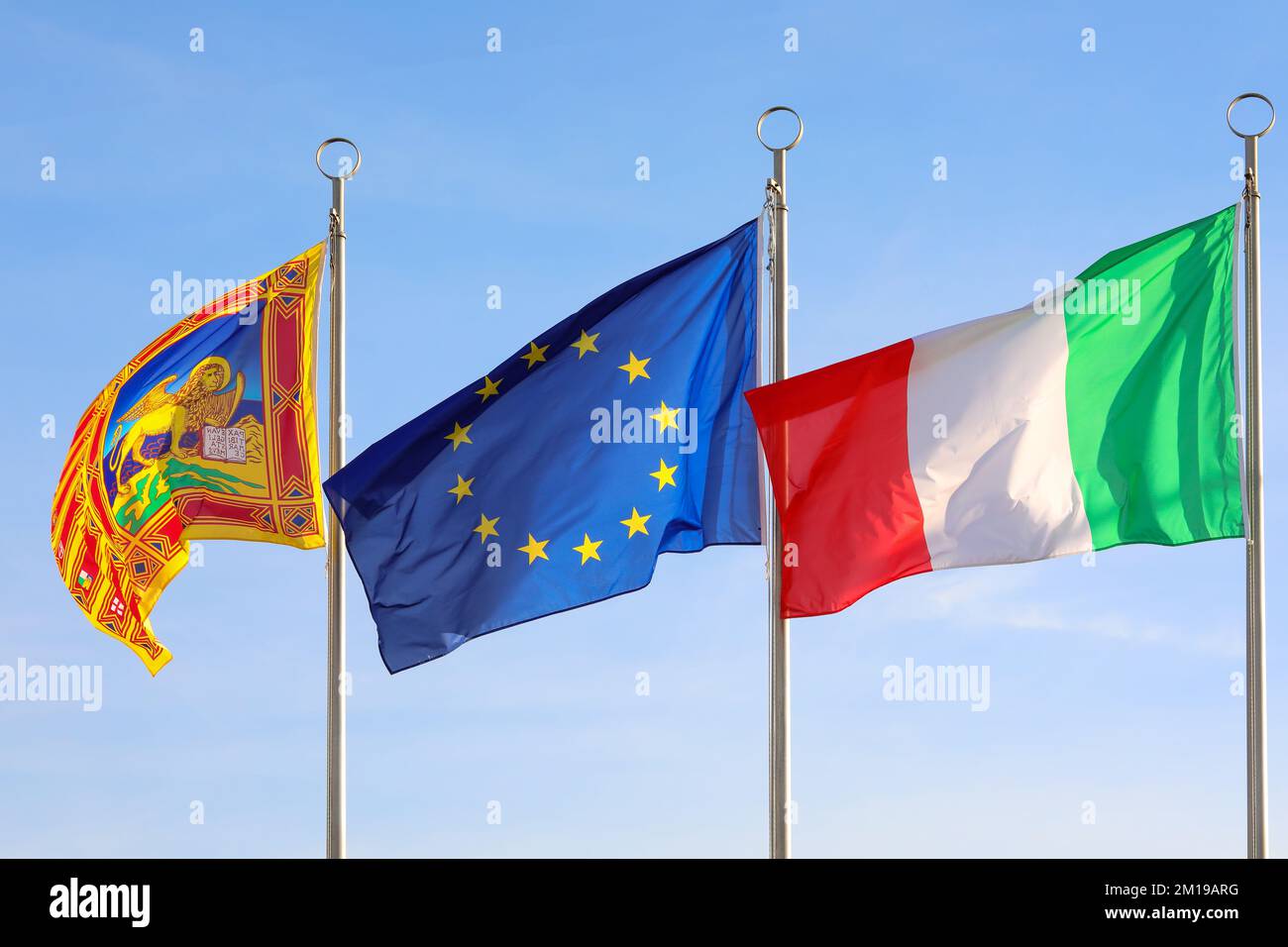 Vicenza, VI, Italien - 6. November 2022: Mit den Flaggen ITALIENS und EUROPAS und der Region Venetien Stockfoto