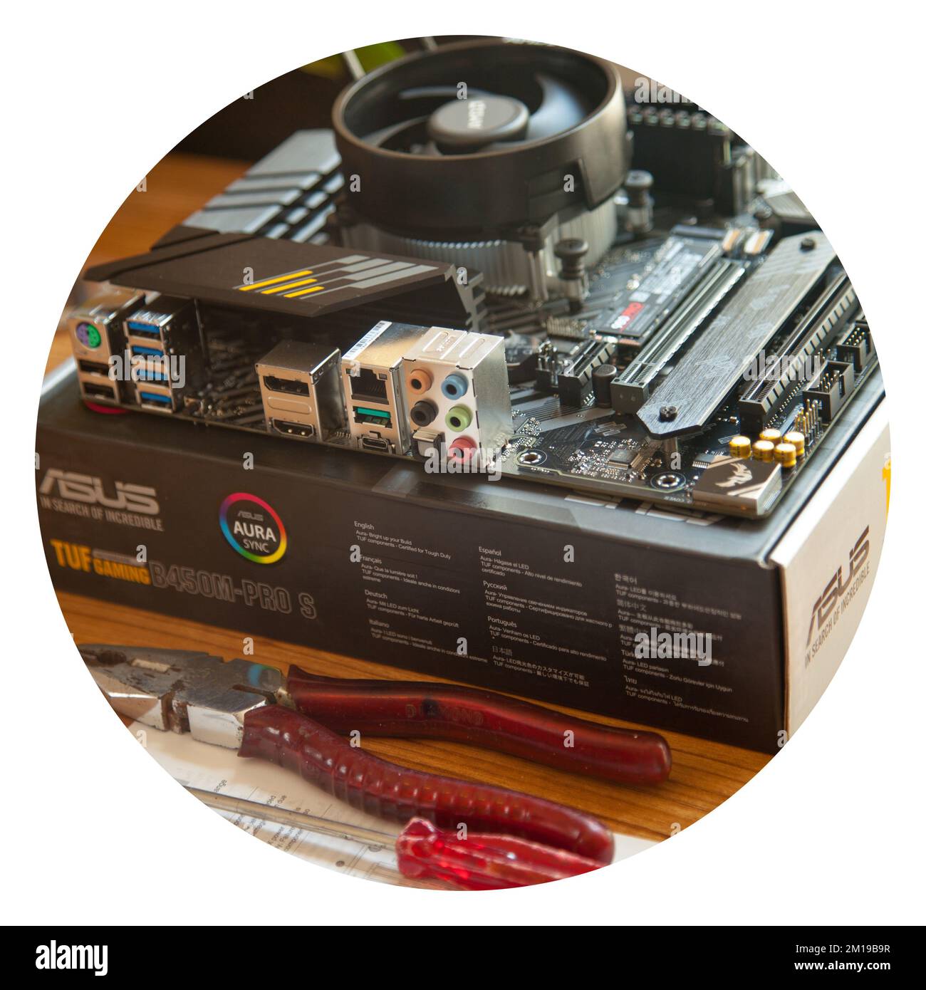 Genießen Sie außergewöhnliche Leistung mit dem Asus Tuf Gaming B450M Pro S Gaming Black Mainboard. Installation erfolgt zu Hause. August 27 2022 Istanbul Türkei Stockfoto