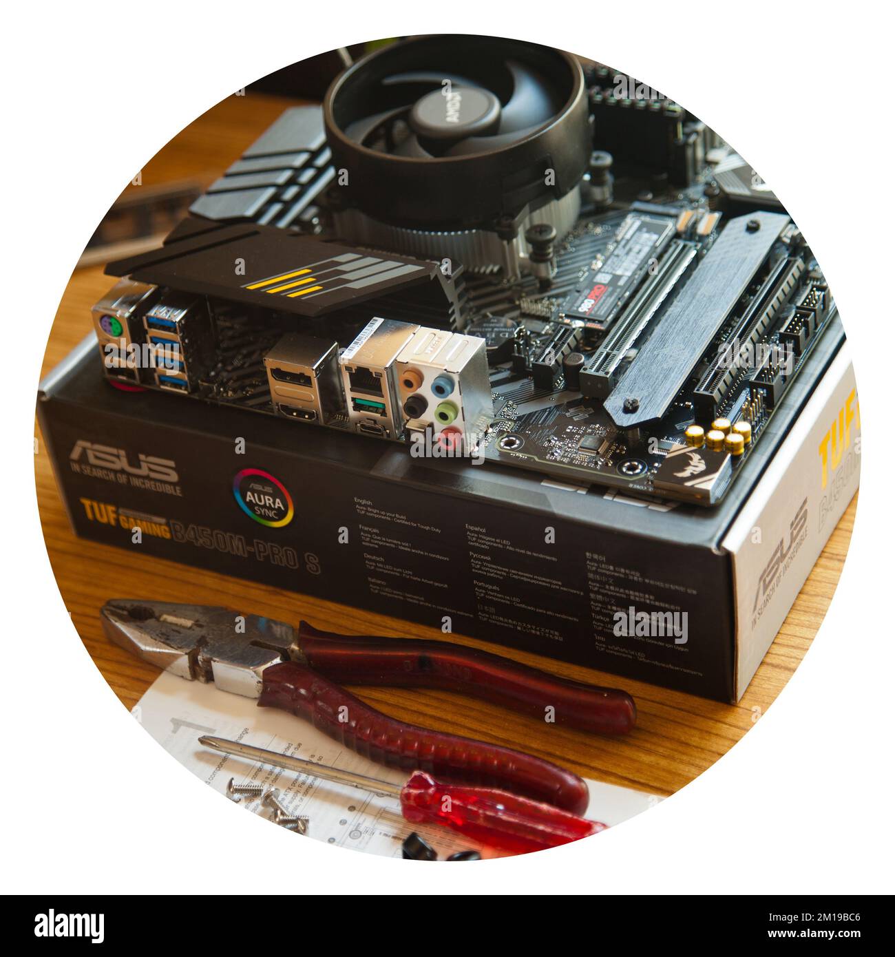 Genießen Sie außergewöhnliche Leistung mit dem Asus Tuf Gaming B450M Pro S Gaming Black Mainboard. Installation erfolgt zu Hause. August 27 2022 Istanbul Türkei Stockfoto