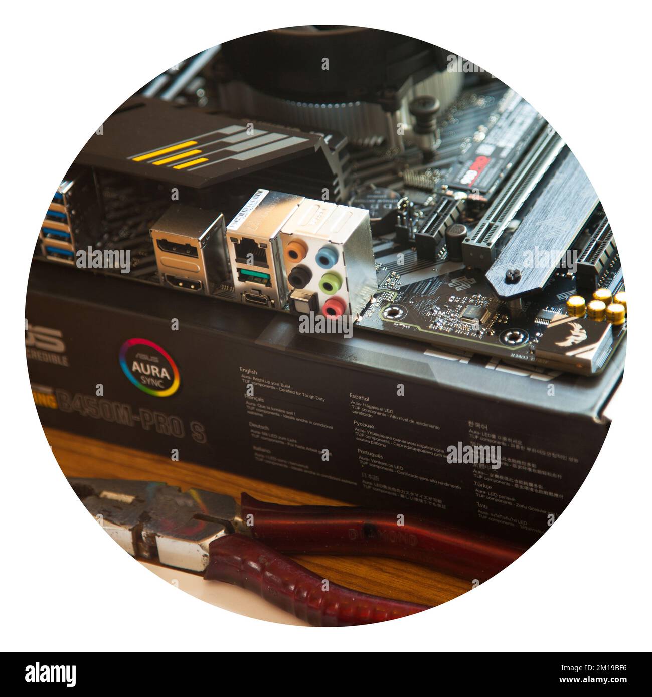 Genießen Sie außergewöhnliche Leistung mit dem Asus Tuf Gaming B450M Pro S Gaming Black Mainboard. Installation erfolgt zu Hause. August 27 2022 Istanbul Türkei Stockfoto