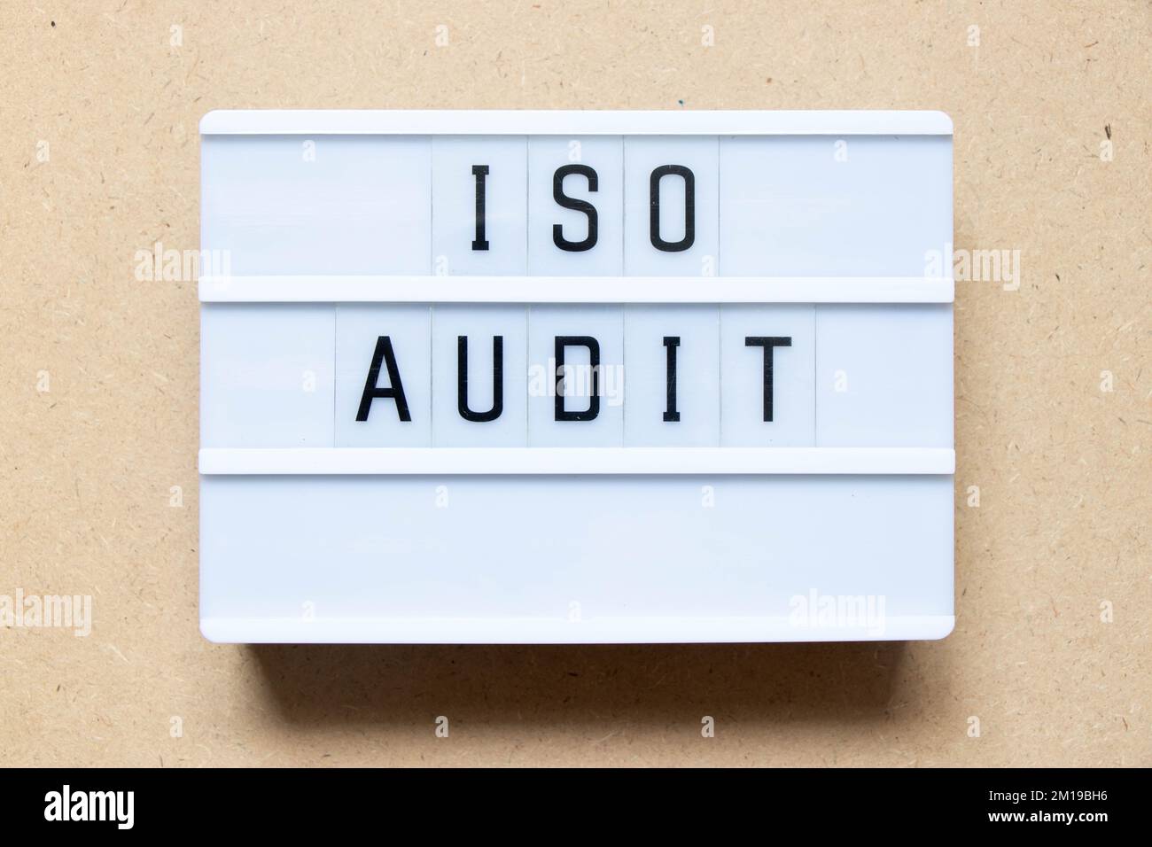 Lightbox mit Word ISO-Audit auf Holzhintergrund Stockfoto
