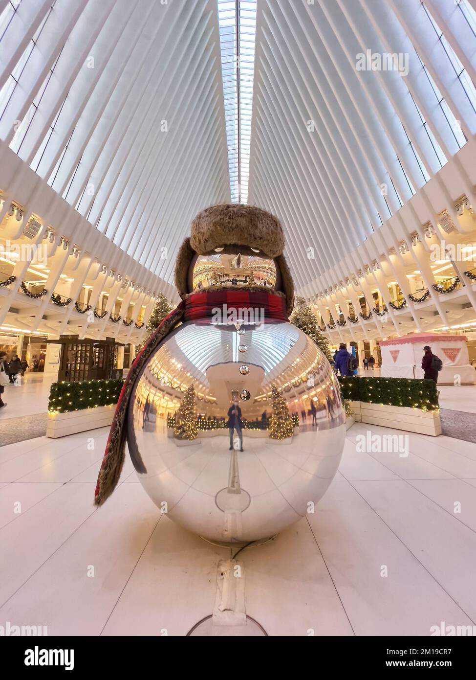 Large Chrome Snowman im Oculus im World Trade Center in Manhattan, NYC Stockfoto