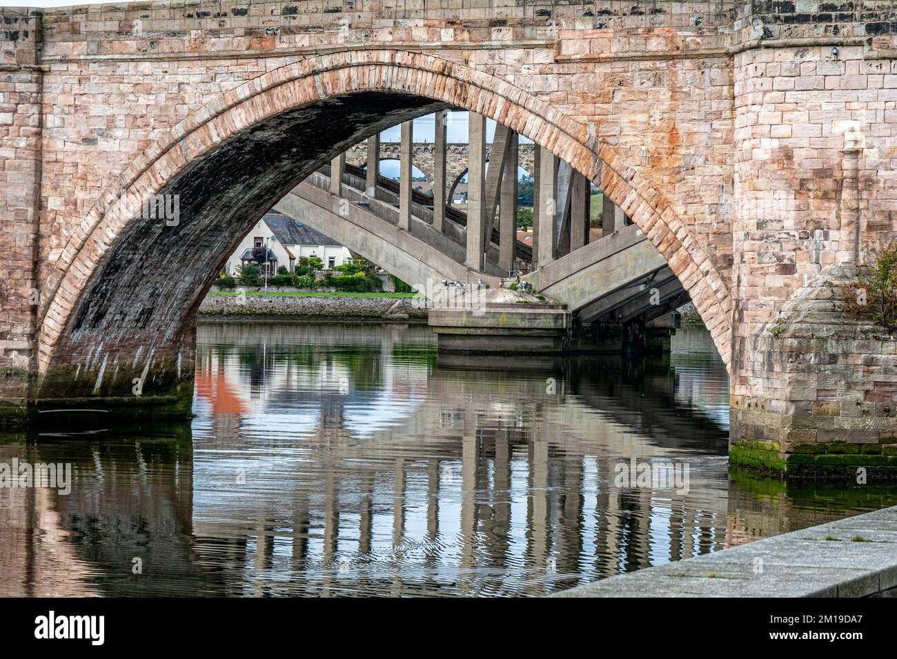 Die drei Brücken von Berwick-upon-Tweed, die Alte Brücke, die Neue Brücke und die Royal Border Bridge über den Fluss Tweed Stockfoto