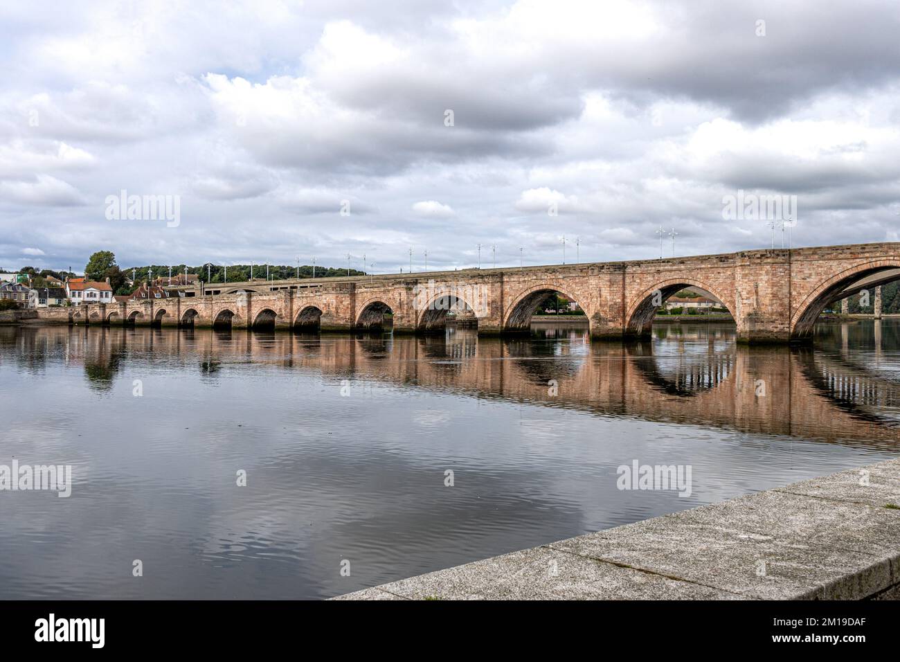 Die drei Brücken von Berwick-upon-Tweed, die Alte Brücke, die Neue Brücke und die Royal Border Bridge über den Fluss Tweed Stockfoto