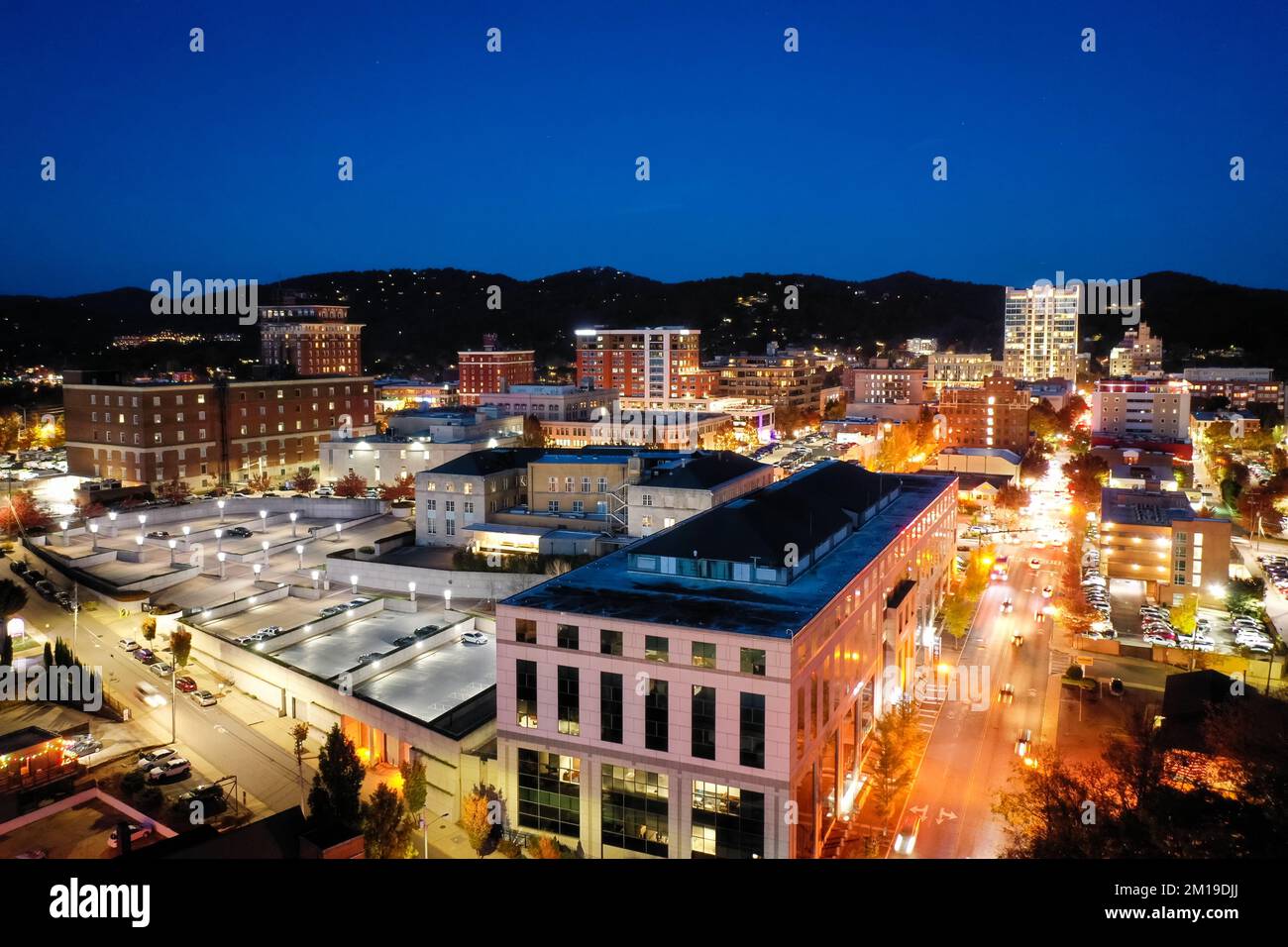 Blick aus der Vogelperspektive auf die Innenstadt von Asheville, North Carolina bei Nacht Stockfoto