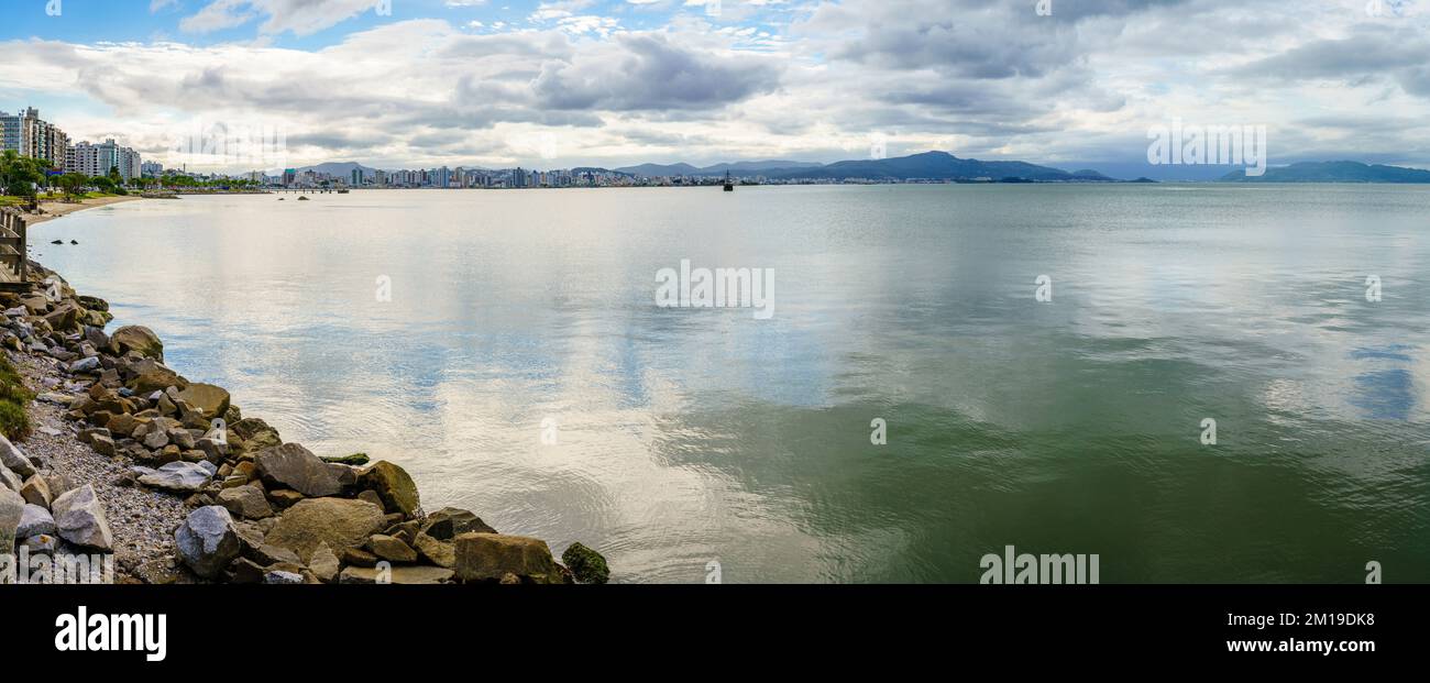 Panoramablick auf die Küste in der Stadt Florianopolis, Brasilien Stockfoto