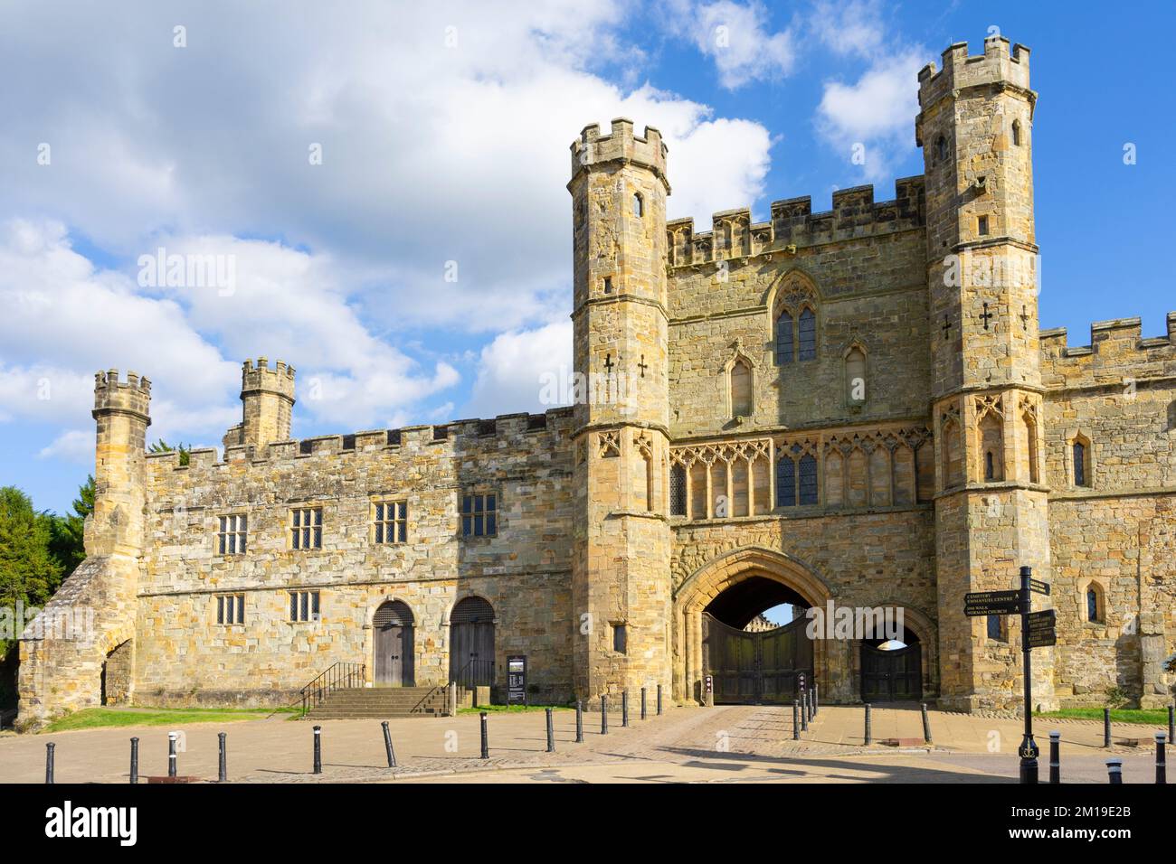 Battle East Sussex North Face of Battle Abbey großes Pförtnerhaus, das 1338 erbaut wurde, und das angrenzende Viertel Wall Battle Sussex England GB Europa Stockfoto