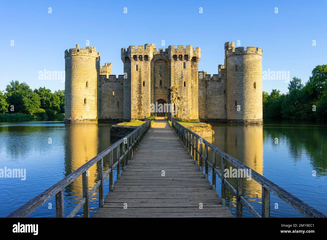 Bodiam Castle mit Zugbrücke und Graben - Schloss Bodiam aus dem 14.. Jahrhundert Robertsbridge Bodiam East Sussex England GB Europa Stockfoto