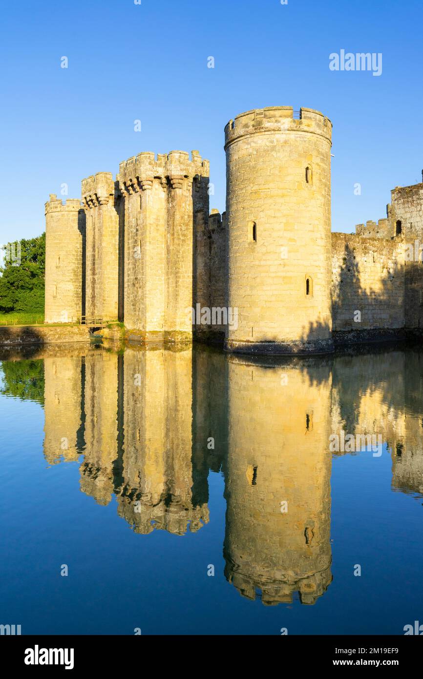 Bodiam Castle mit perfekter Reflexion im Burggraben - Bodiam Castle aus dem 14.. Jahrhundert Burg Robertsbridge Bodiam East Sussex England GB Europa Stockfoto