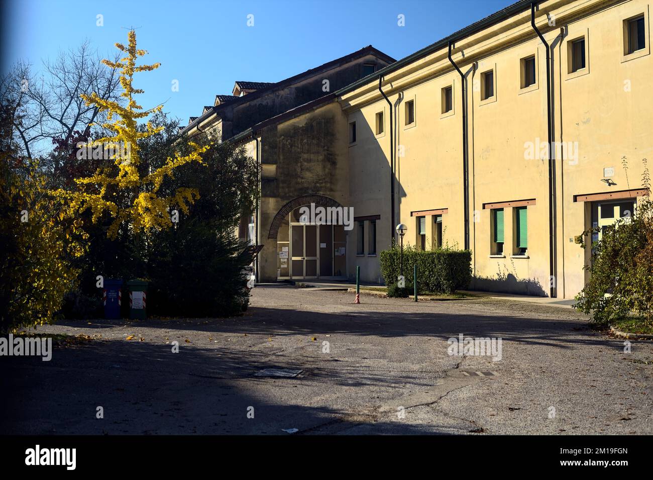 Hof vor einem modernen Gebäude an einem sonnigen Tag Stockfoto
