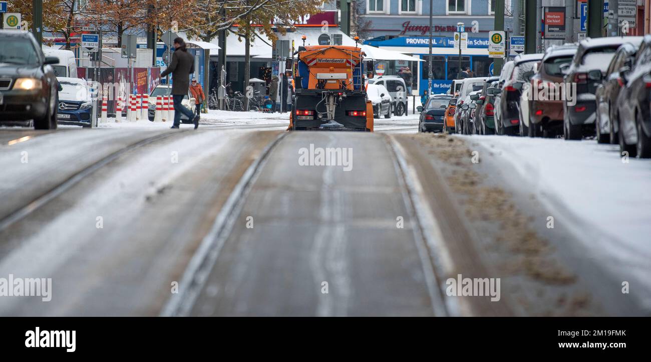 Rostock, Deutschland. 11.. Dezember 2022. Ein Straßenfahrzeug der Winterpolizei, das auf einer Hauptstraße im Stadtzentrum Müll verbreitet. Aufgrund von Schneefall und vereisten Straßen gibt es in Norddeutschland Verkehrsbehinderungen. Kredit: Frank Hormann/dpa/Alamy Live News Stockfoto