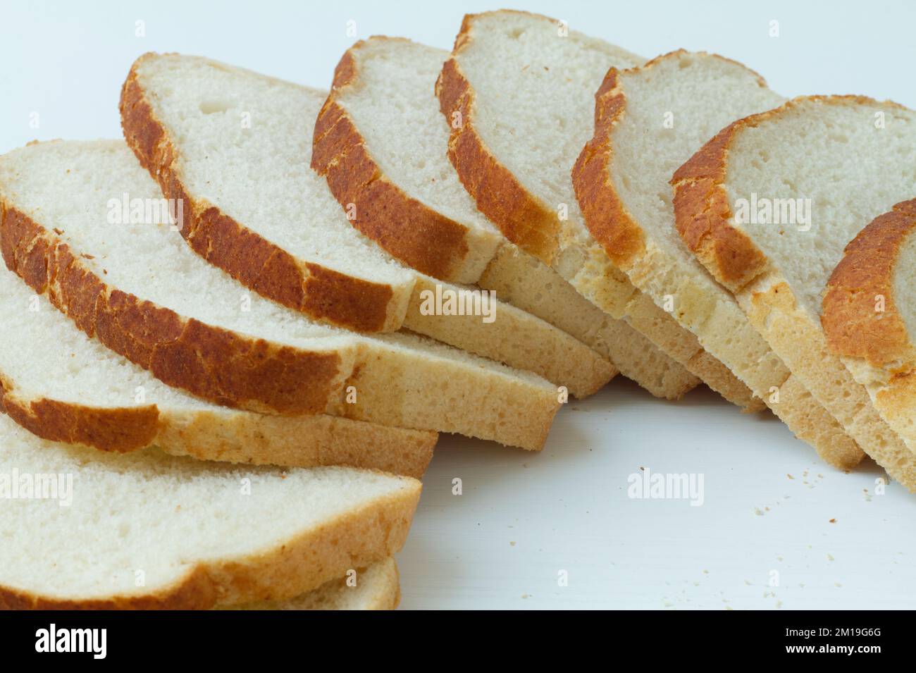Scheiben Tigerbrot auf weißem Hintergrund Stockfoto