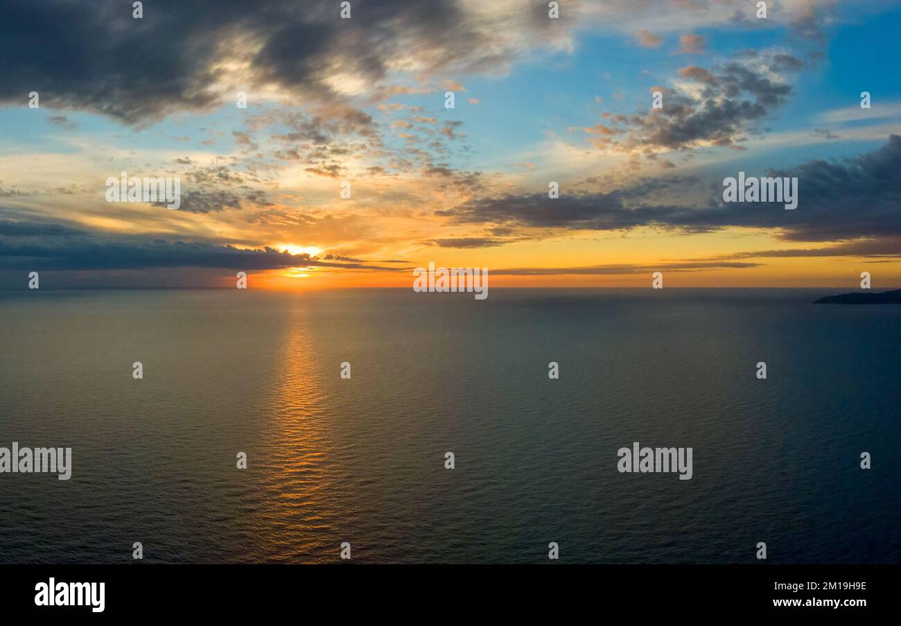 Wunderschöner Sonnenuntergang und Meeresoberfläche Stockfoto