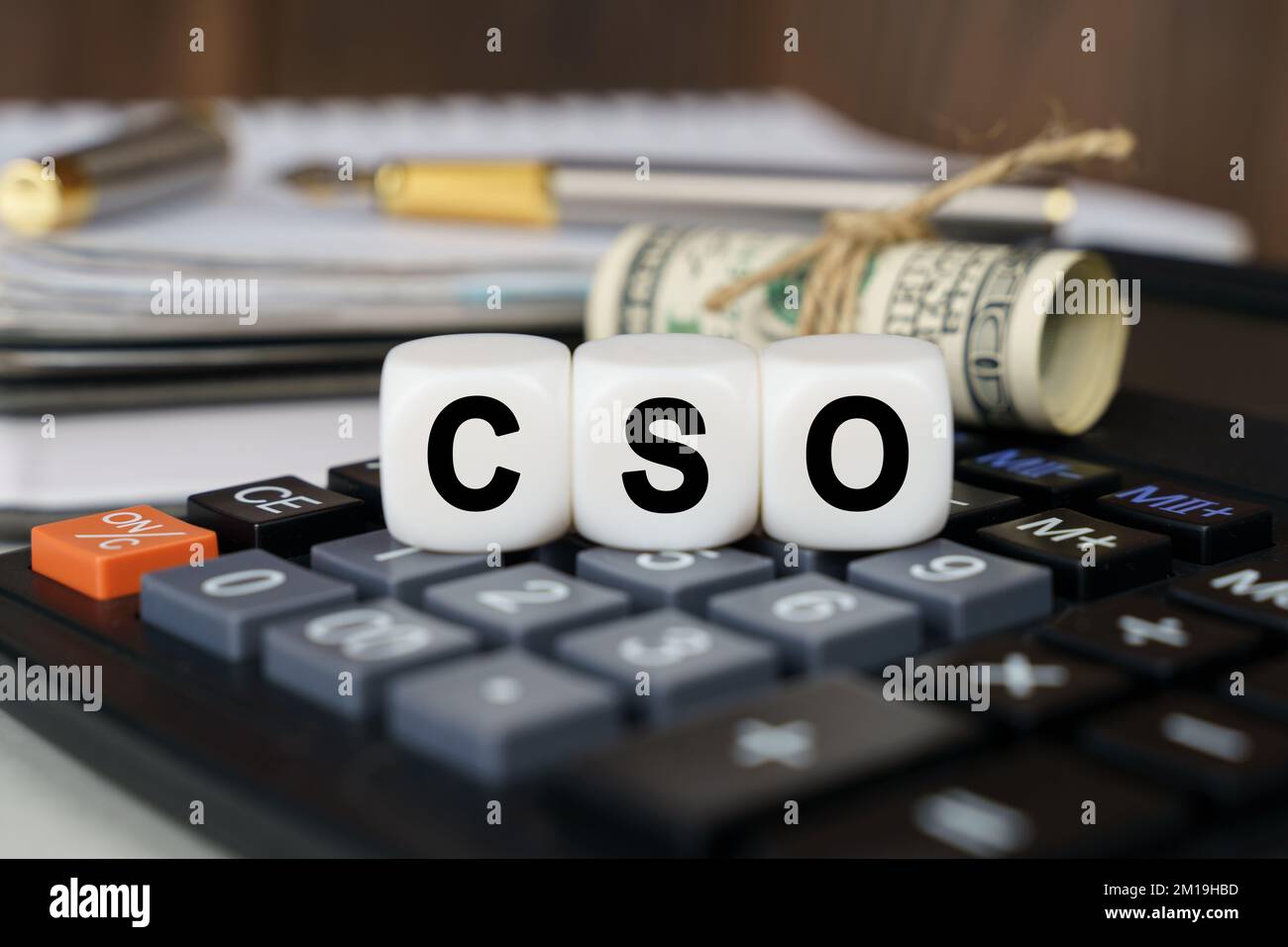 Geschäfts- und Finanzkonzept. Der Taschenrechner enthält Dollars und Cubes, auf denen "CSO" steht Stockfoto