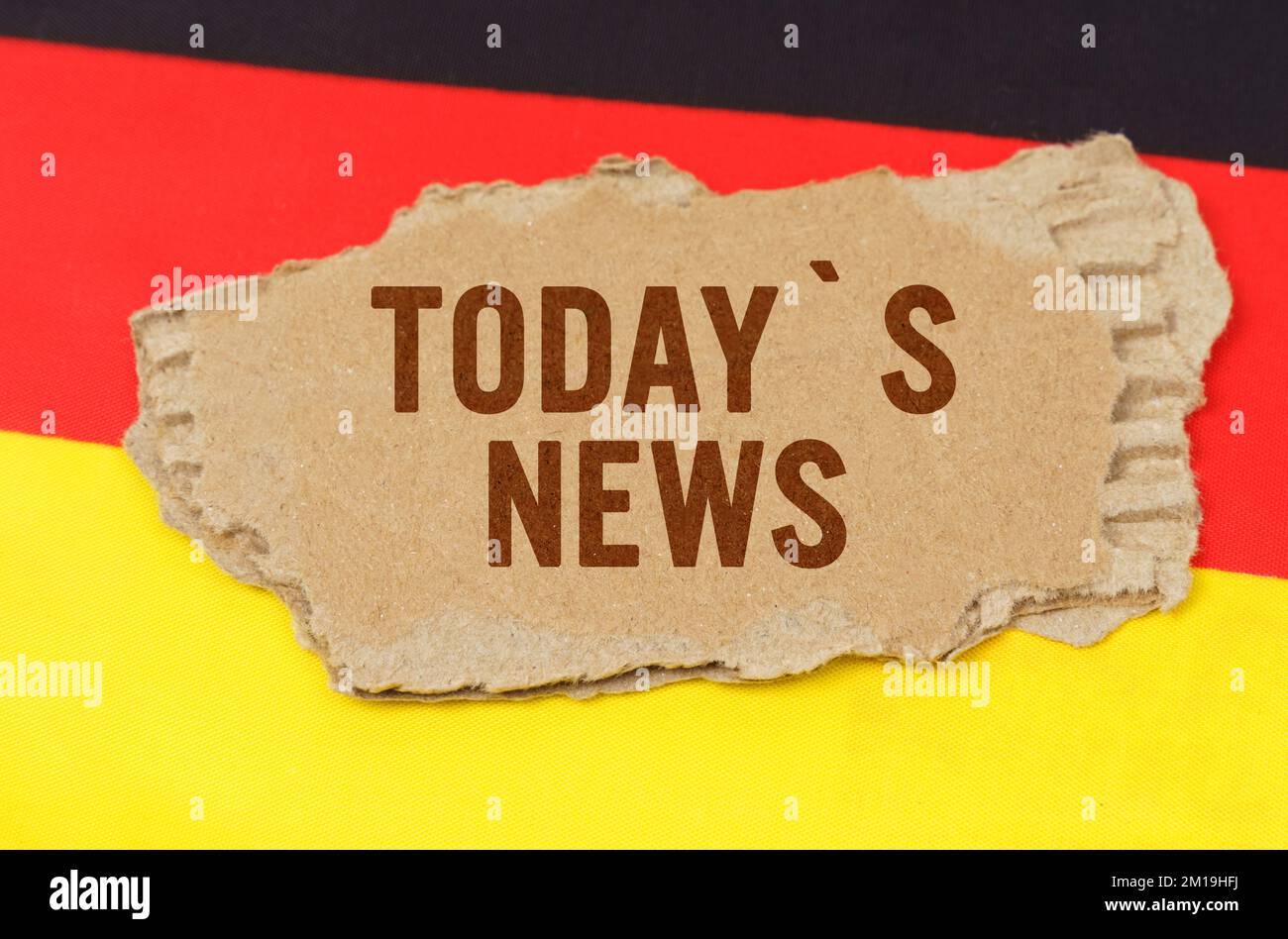 Geschäfts- und Finanzkonzept. Vor dem Hintergrund der deutschen Flagge liegt Pappe mit der Inschrift "Todays News" Stockfoto