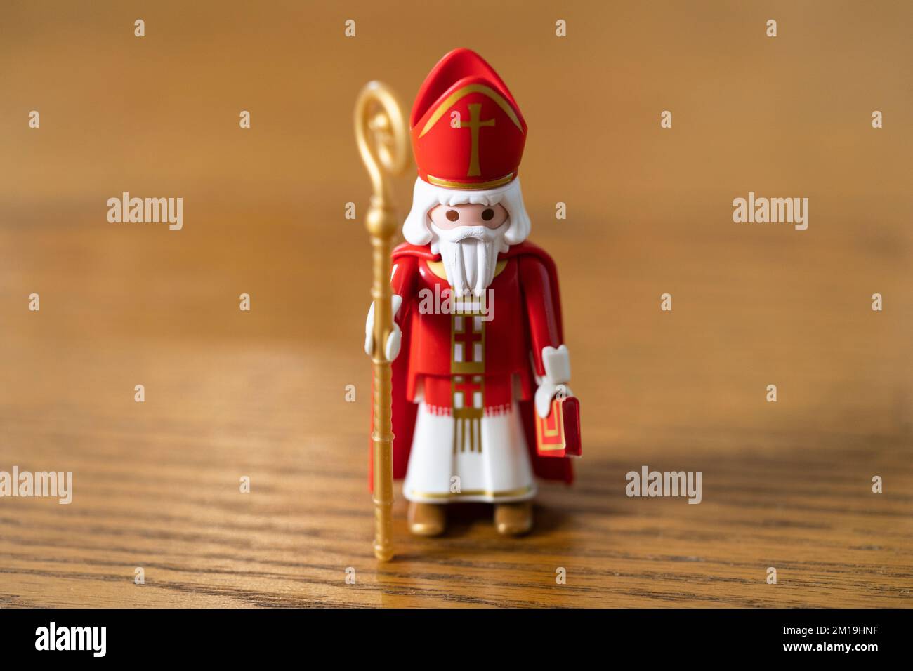 Eine Duplo-Figur des Heiligen Nikolaus. Der Nikolaustag am 6.. Dezember ist eine beliebte Weihnachtstradition mit deutschen und österreichischen Kindern Stockfoto