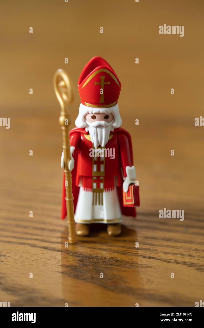 Eine Duplo-Figur des Heiligen Nikolaus. Der Nikolaustag am 6.. Dezember ist eine beliebte Weihnachtstradition mit deutschen und österreichischen Kindern Stockfoto