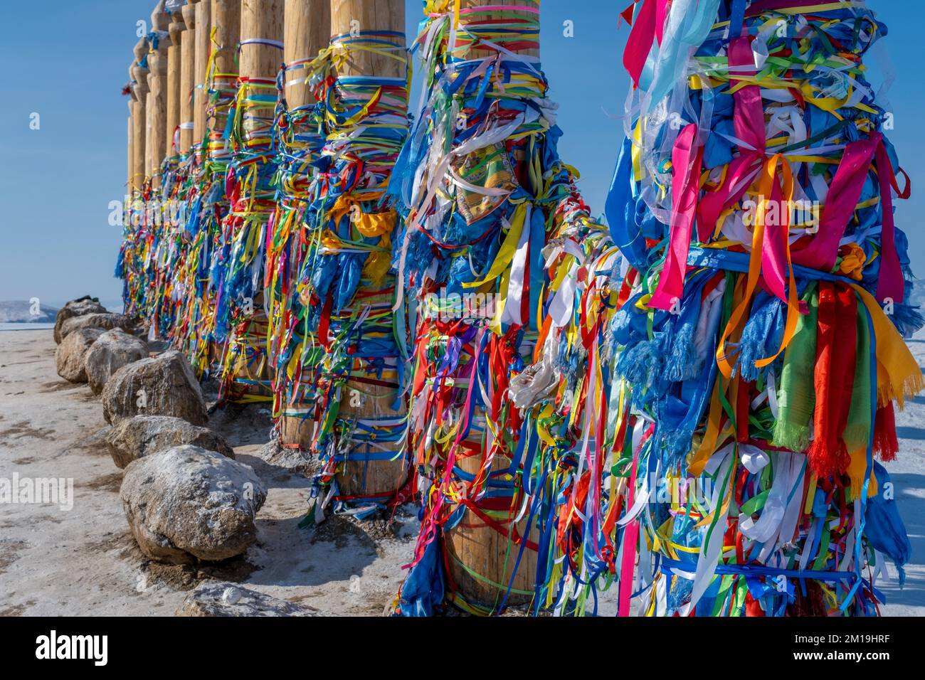 Schamangestein und rituelle Säulen am Baikal-See Stockfoto