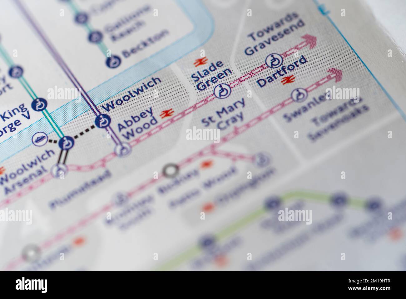 Makro-Nahaufnahme mit geringer Schärfentiefe einer U-Bahn-Karte der Londoner U-Bahn, die Zonen und Woolwich-U-Bahn-Station anzeigt Stockfoto