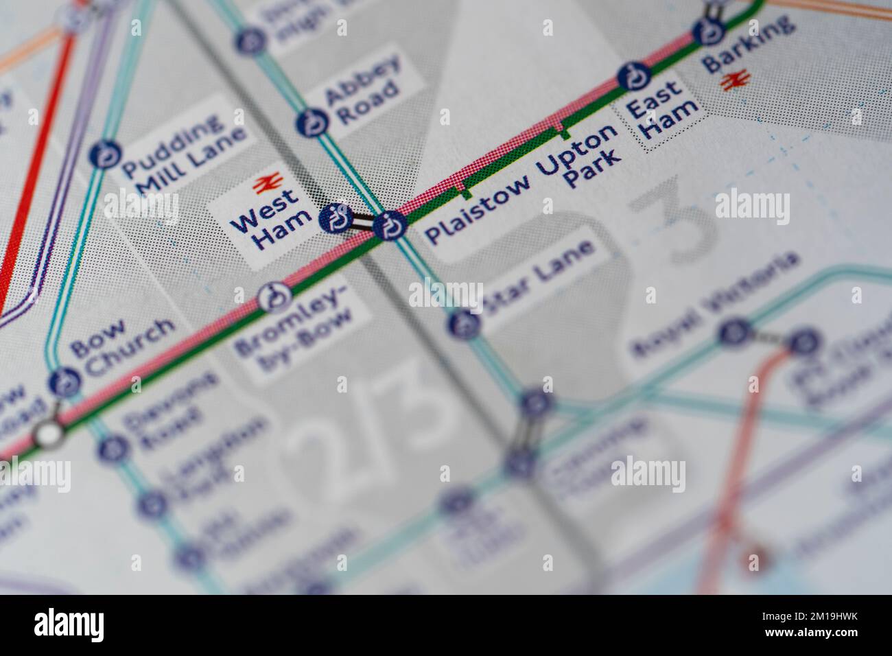 Makro-Nahaufnahme mit geringer Schärfentiefe einer U-Bahn-Karte der Londoner U-Bahn, die Zonen und U-Bahn- und Bahnstation von West Ham anzeigt Stockfoto