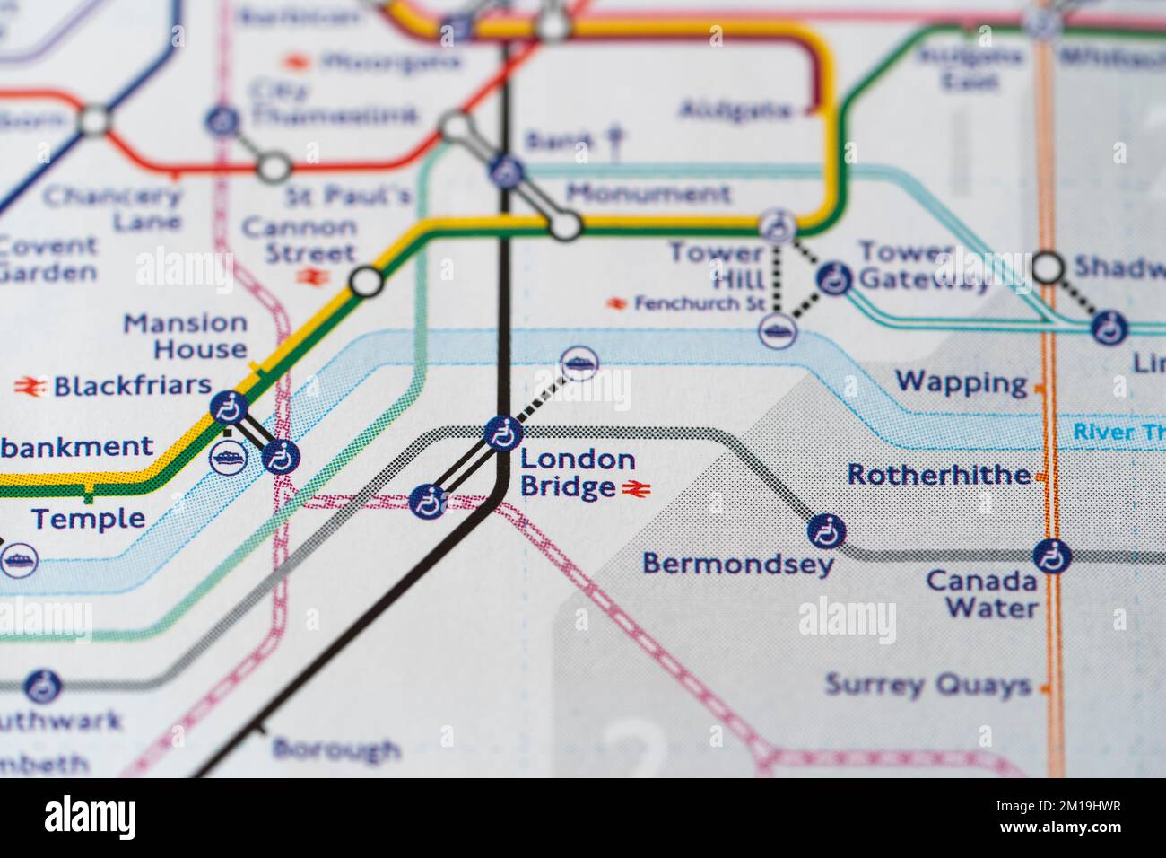 Makro-Nahaufnahme mit geringer Schärfentiefe einer U-Bahn-Karte der Londoner U-Bahn, die Zonen und U-Bahn-Station der London Bridge zeigt Stockfoto