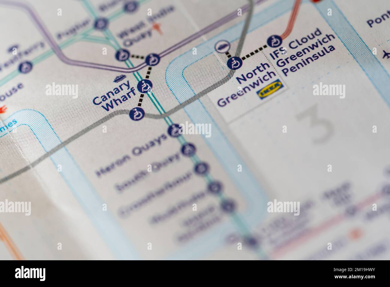 Makro-Nahaufnahme mit geringer Schärfentiefe einer U-Bahn-Karte der Londoner U-Bahn, die Zonen und Canary Wharf-U-Bahn-Station anzeigt Stockfoto