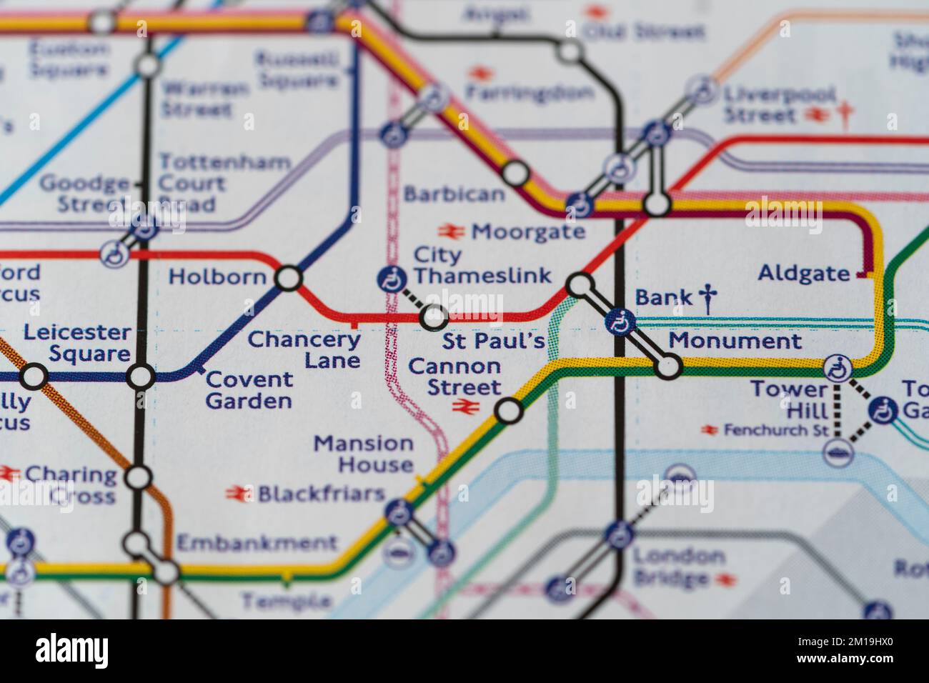 Makro-Nahaufnahme mit geringer Schärfentiefe einer U-Bahn-Karte der Londoner U-Bahn, die Zonen und U-Bahn-Stationen St Paul's, Chancery Lane & Covent Garden anzeigt Stockfoto