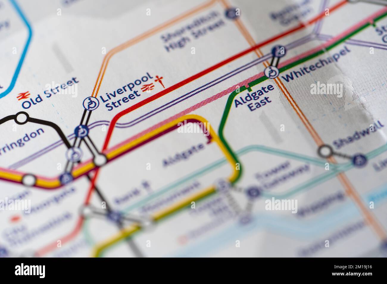 Makro-Nahaufnahme mit geringer Schärfentiefe einer U-Bahn-Karte der Londoner U-Bahn, die Zonen und den Bahnhof Liverpool Street anzeigt Stockfoto